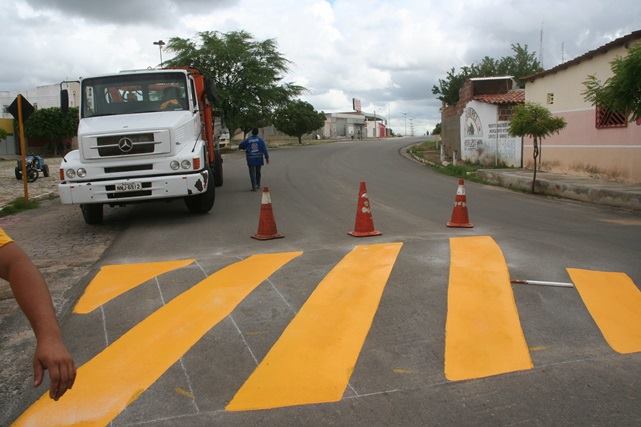 Equipe do Detran/RN realiza sinalização vertical de redutores de velocidade em Caraúbas