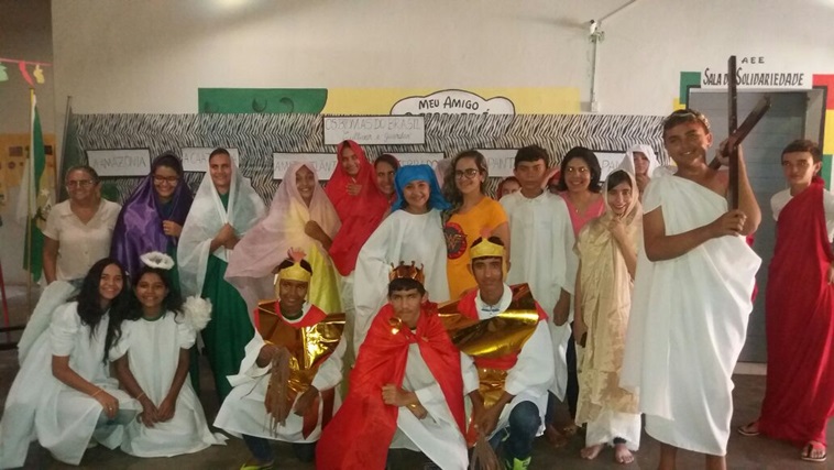 Escola da Cachoeira celebra Páscoa com realização de Via Sacra