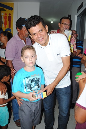 Crianças recebem caixas de chocolates através de parceira firmada entre Prefeitura e CRAS, em Caraúbas
