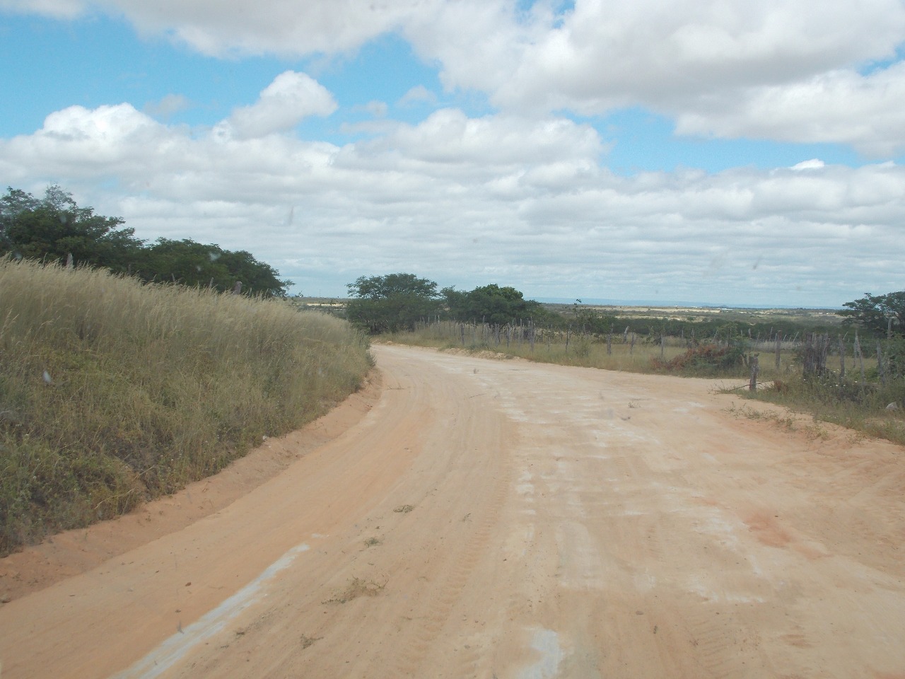 Prefeitura realiza restauração em estrada vicinal que dá acesso à comunidade de Mirandas
