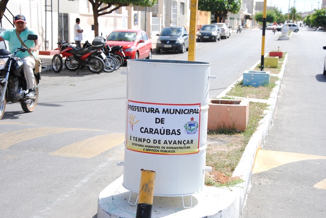 Secretaria Municipal de Infraestrutura  de Caraúbas distribui coletoras de lixo nas ruas de Caraúbas