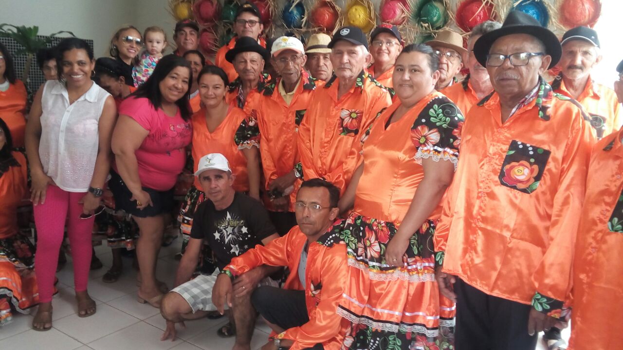 Prefeitura entrega uniforme junino para grupo de idosos em Caraúbas.