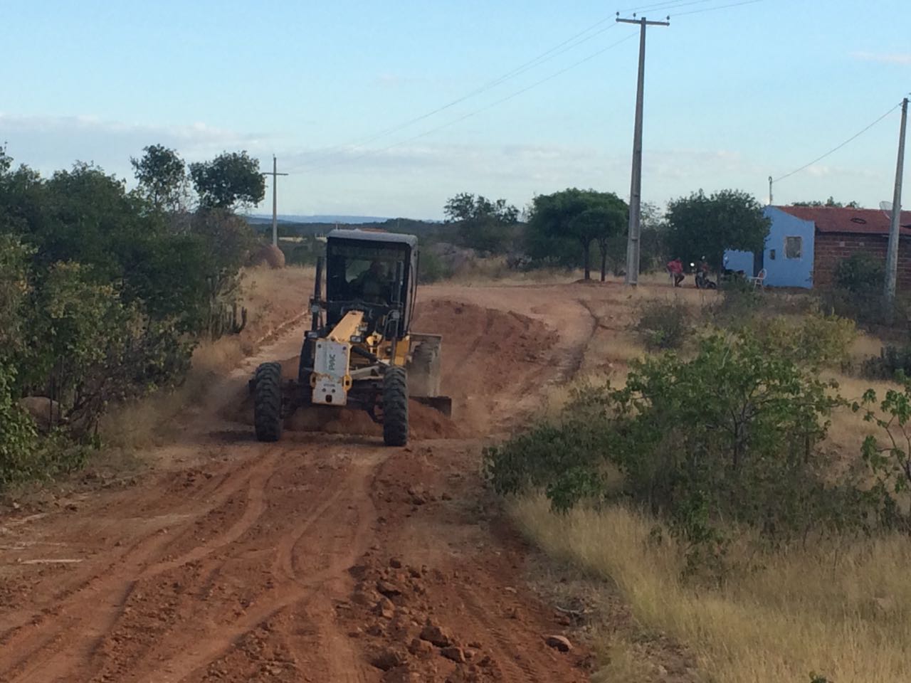 Prefeitura intensifica restauração das estradas carroçáveis do município