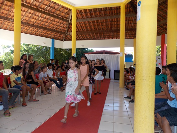 Escola Leônia Gurgel realiza desfile para escolha de Mais Belo Estudante