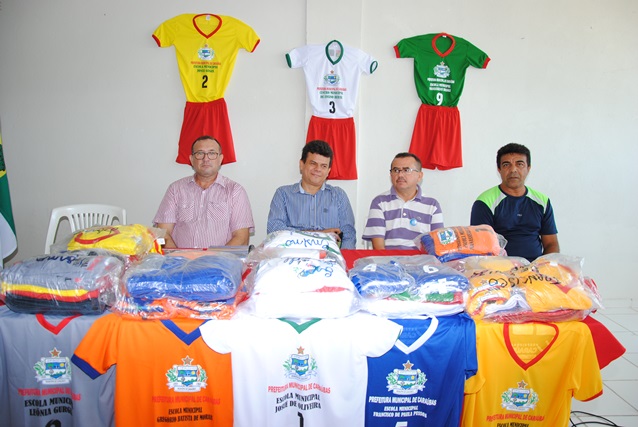 Prefeitura de Caraúbas realiza entrega de ternos para os times de futebol da rede municipal de educação