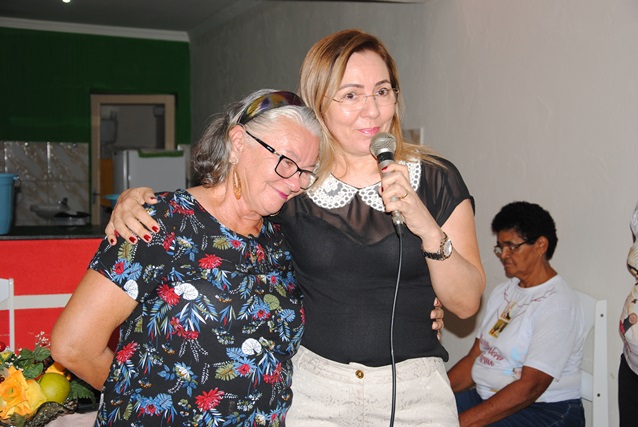 Secretária de Assistência Social visita Grupo de Idosos Amante das Caraubeiras