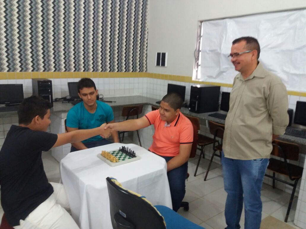 Campeonato de xadrez reúne alunos de várias escolas no I JEMUC em Caraúbas