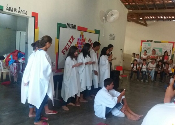 Alunos da comunidade rural de Cachoeira em Caraúbas contam através de teatro a história e vida de Jesus