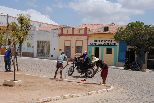 Prefeitura inicia mutirão de limpeza nas ruas de Caraúbas visando início da Festa de São Sebastião