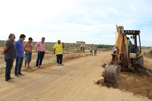 Prefeitura de Caraúbas realiza manutenção nas paredes do Açude Grande e do Açude Sabóia
