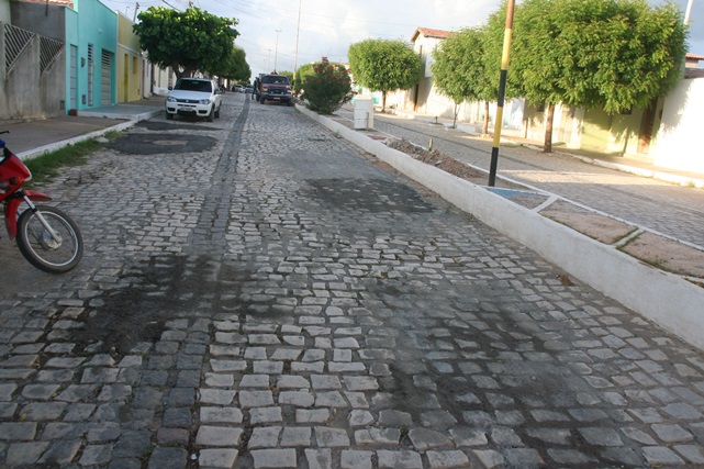 Prefeitura de Caraúbas realiza mutirão de terraplenagem e tapa buracos em ruas da cidade