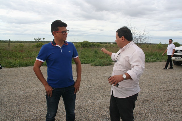 Prefeito Juninho Alves e diretor de transportes do RN visitam pista de pouso que será revitalizada