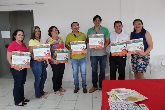 Prefeitura de Caraúbas e Acasa entregam kits a professores de 4º e 5º anos para trabalhar o meio ambiente