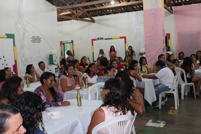 Escola Francisco de Paula promove festinha com cantor Leonardo Sales em homenagem ao Dia das mães