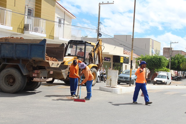 Prefeitura de Caraúbas intensifica trabalho de limpeza pública nas ruas e bairros da cidade