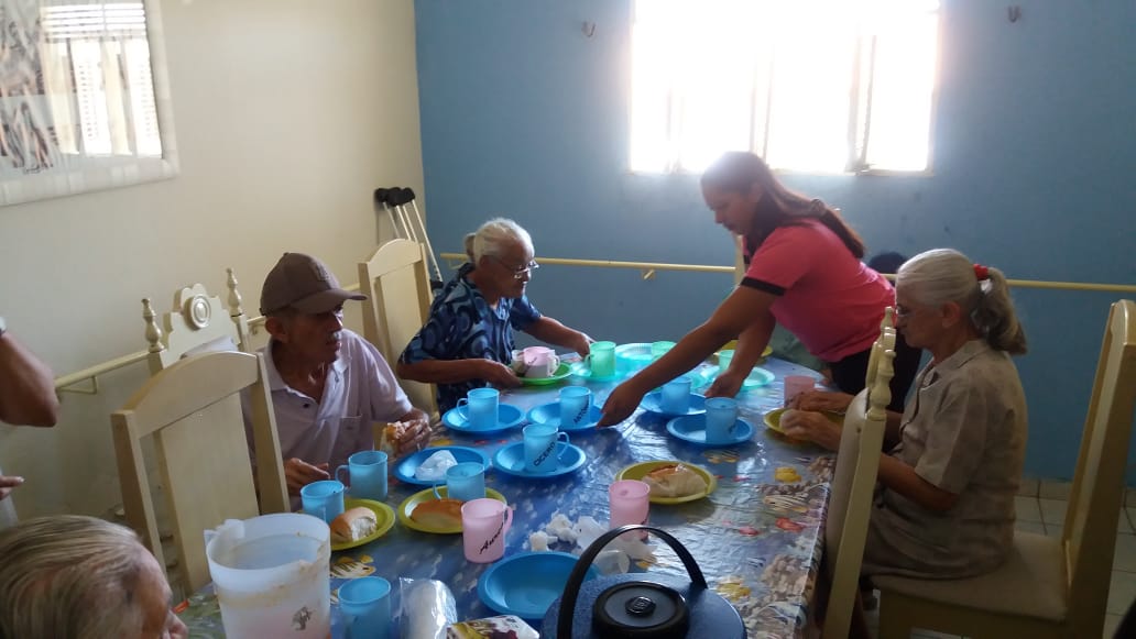 Equipe do Creas dá continuidade com Projeto “Tecendo Laços” e visita mais uma vez o Lar do Idoso em Caraúbas