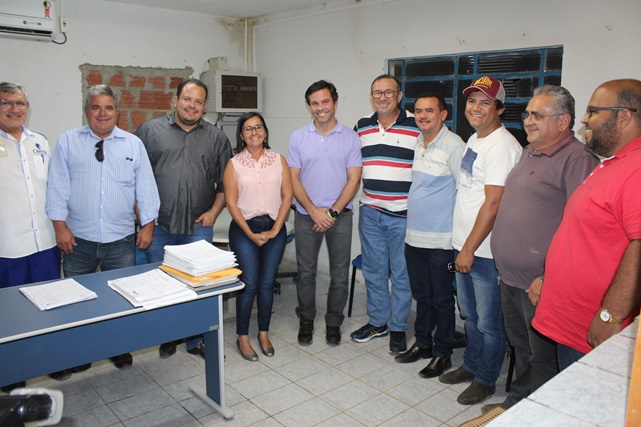 Equipe administrativa da Prefeitura de Caraúbas se reúne com diretor geral da Caern para debater problemas no abastecimento de água