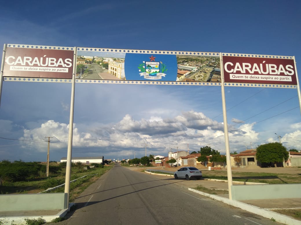 Prefeitura de Caraúbas restaura pórtico da saída de Caraúbas sentido Olho D’Água do Borges
