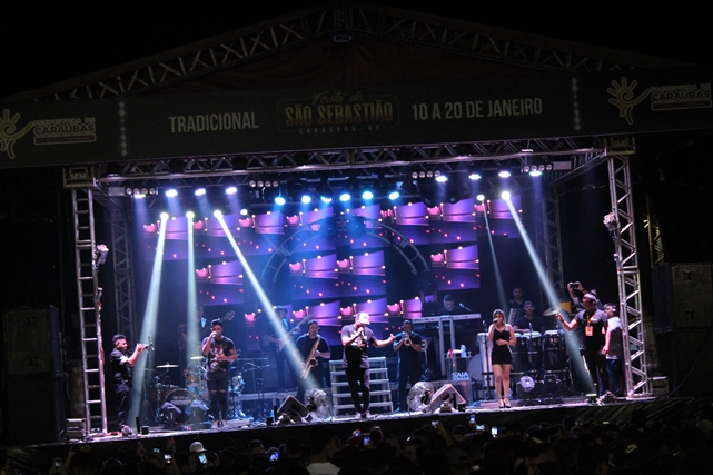 Praça de Eventos em Caraúbas é palco de um dos maiores shows da banda Saia Rodada na Festa de São Sebastião em Caraúbas