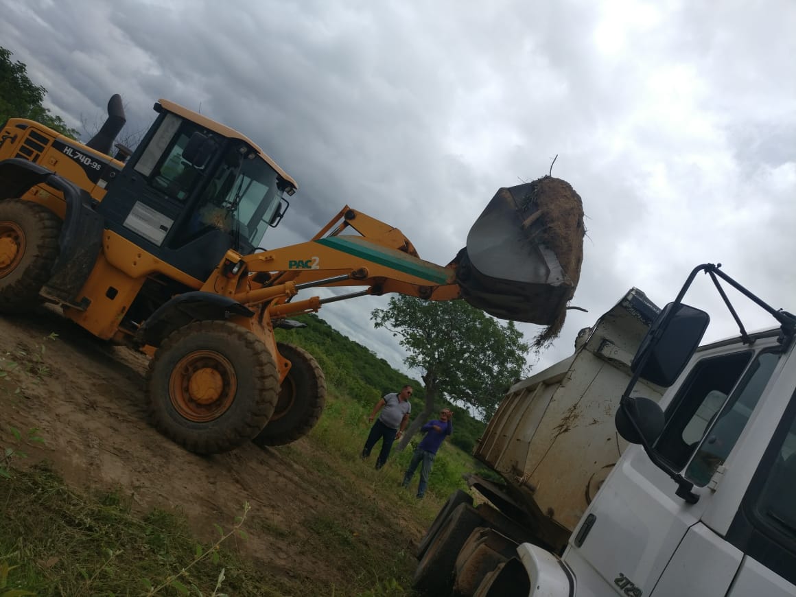 Máquinas da Prefeitura de Caraúbas iniciam trabalhos de terraplenagem pelas ruas do Bairro Leandro Bezerra