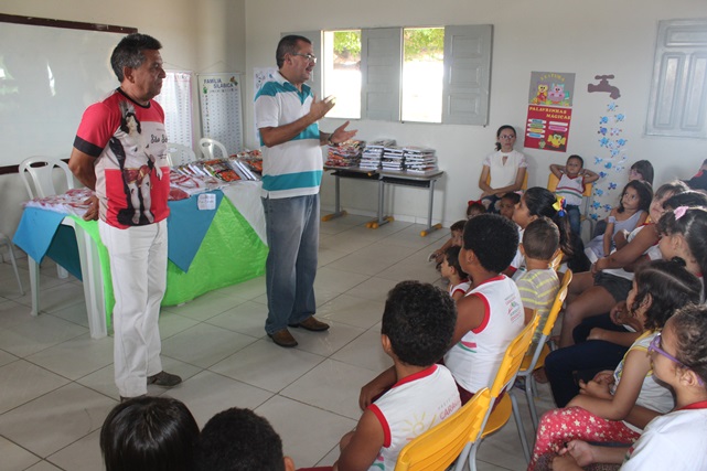 Prefeitura de Caraúbas contempla Escola Municipal Manassés Braga Vieira com fardamento e material escolar