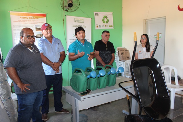 Agricultores de Galho do Angico e Miranda são beneficiados com material para desenvolvimento da Cajucultura em Caraúbas  