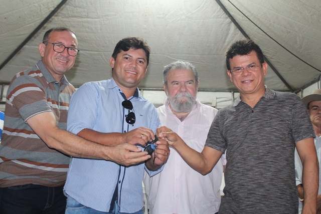 Em solenidades na praça pública e visita ao conjunto Josenildo Amorim prefeito Juninho Alves entrega dois veículos e inaugura expansão elétrica