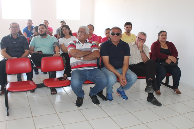 Poder Executivo de Caraúbas reúne sociedade para apresentar projeto da LOA para 2020