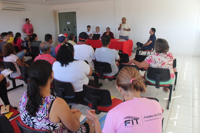 Secretaria de Planejamento se reúne com empreendedores para detalhar a realização da 7ª Feira da Lua em Caraúbas