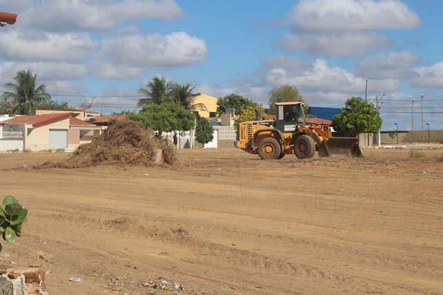Trabalho de limpeza do terreno da antiga maternidade está sendo executado por máquinas da Prefeitura de Caraúbas