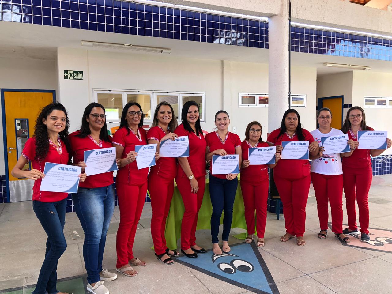 Projeto Homenageando entrega certificado de reconhecimento aos professores da Creche Modelo em Caraúbas