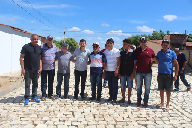Prefeito Juninho Alves e vice-prefeito Paulo Brasil visitam obras de pavimentação do conjunto Aroldo Maia em Caraúbas