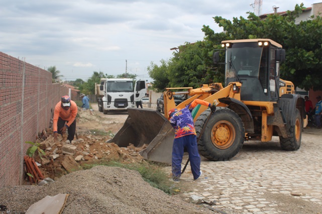 Prefeitura de Caraúbas executa mutirão de limpeza nos bairros e ruas da cidade