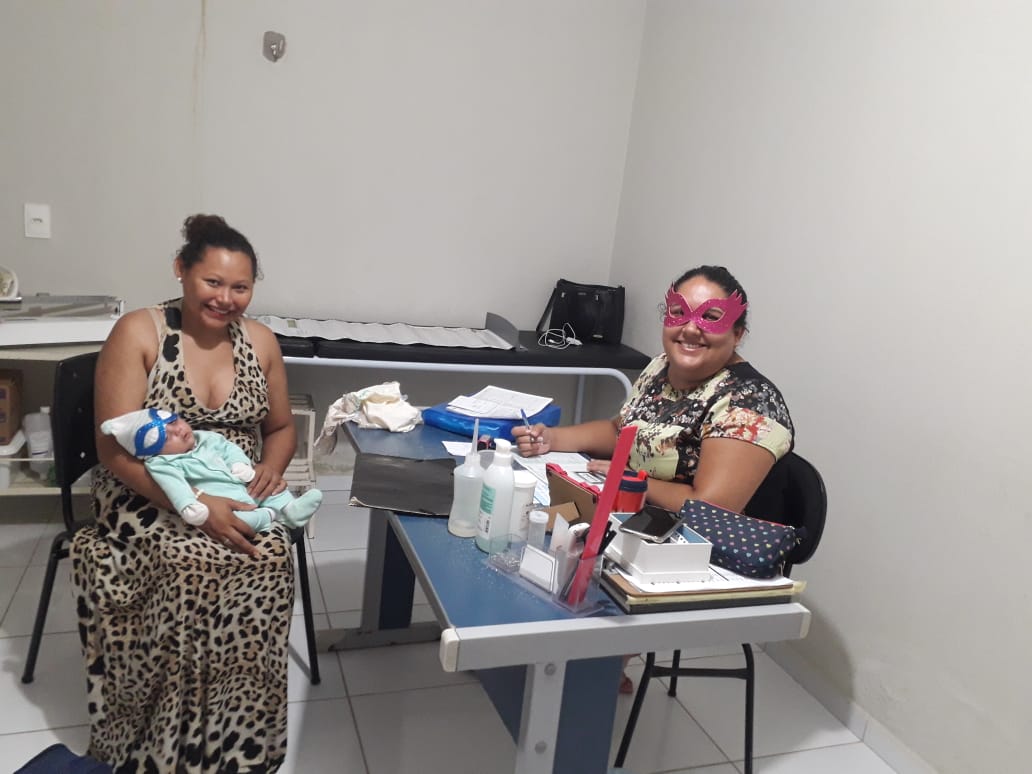 Em ritmo de Carnaval equipe do “C e D” da Unidade Básica de Saúde do Sebastião Maltês recepciona mães e bebês