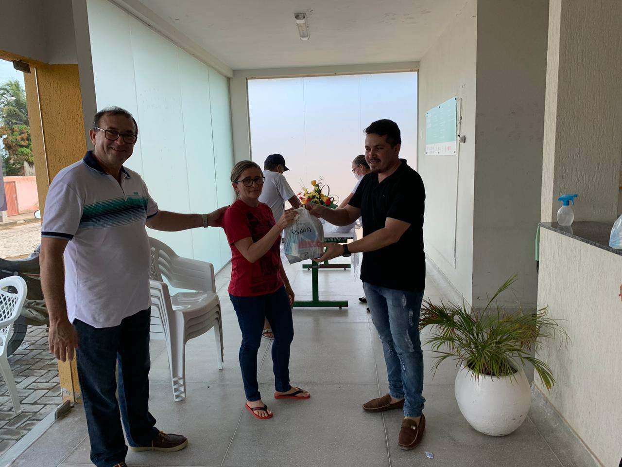 Prefeito Paulo Brasil entrega kits de trabalho aos agentes de saúde e os agentes de endemias em Caraúbas