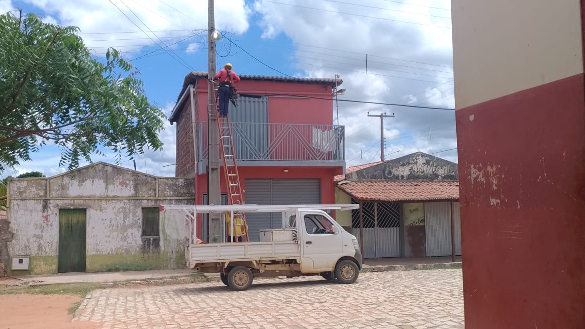 Prefeitura de Caraúbas realiza reposição de lâmpadas na comunidade de Miranda