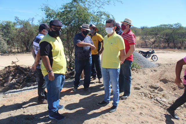 Gestão municipal Caraúbas acelera obras no Riacho Timbaúba e assina ordem de serviços para pavimentação