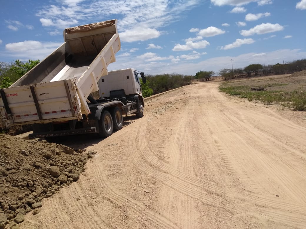Prefeitura de Caraúbas inicia serviços de reparos na estrada de acesso à comunidade do Santo Antônio