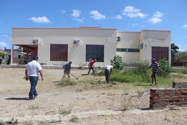 Prefeitura de Caraúbas realiza mutirão de limpeza nas ruas e bairros da cidade de Caraúbas
