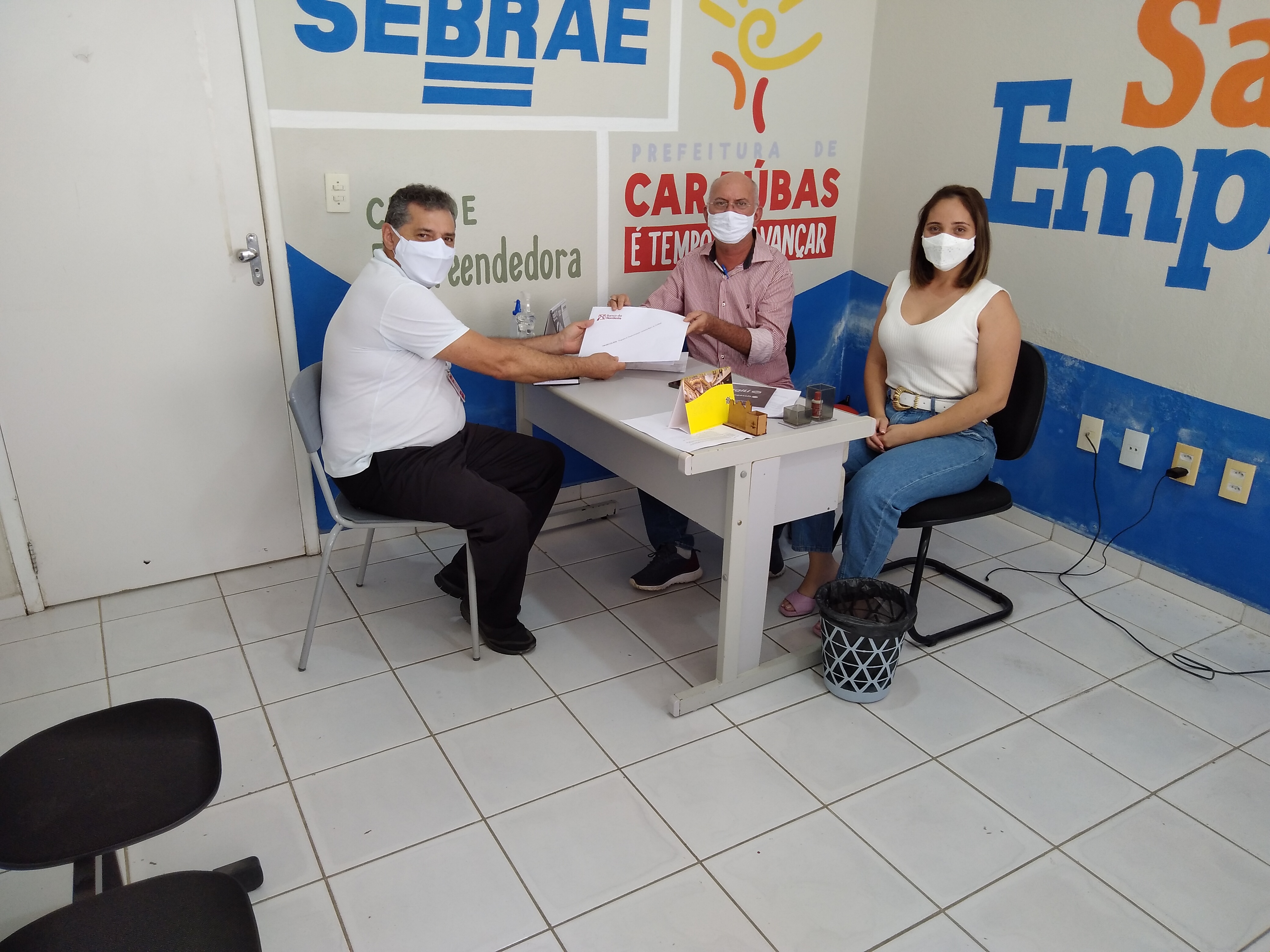 Secretário de Planejamento Edson Moraes se reúne com representante do Banco do Nordeste para discutir participação de Caraúbas em projeto de Bovinocultura de leite