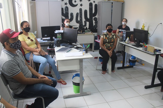 Prefeitura de Caraúbas entrega EPI a agentes do Programa Criança Feliz