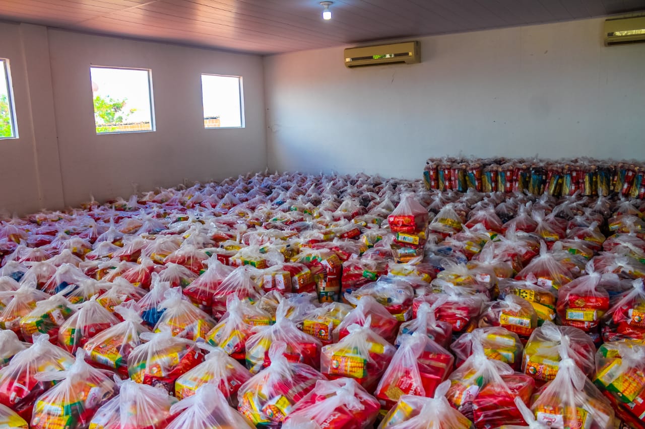 Prefeitura de Caraúbas distribui 10 toneladas de alimentos para famílias de baixa renda