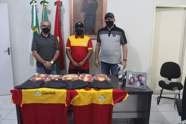 Prefeitura de Caraúbas entrega novo fardamento a Guarda Municipal