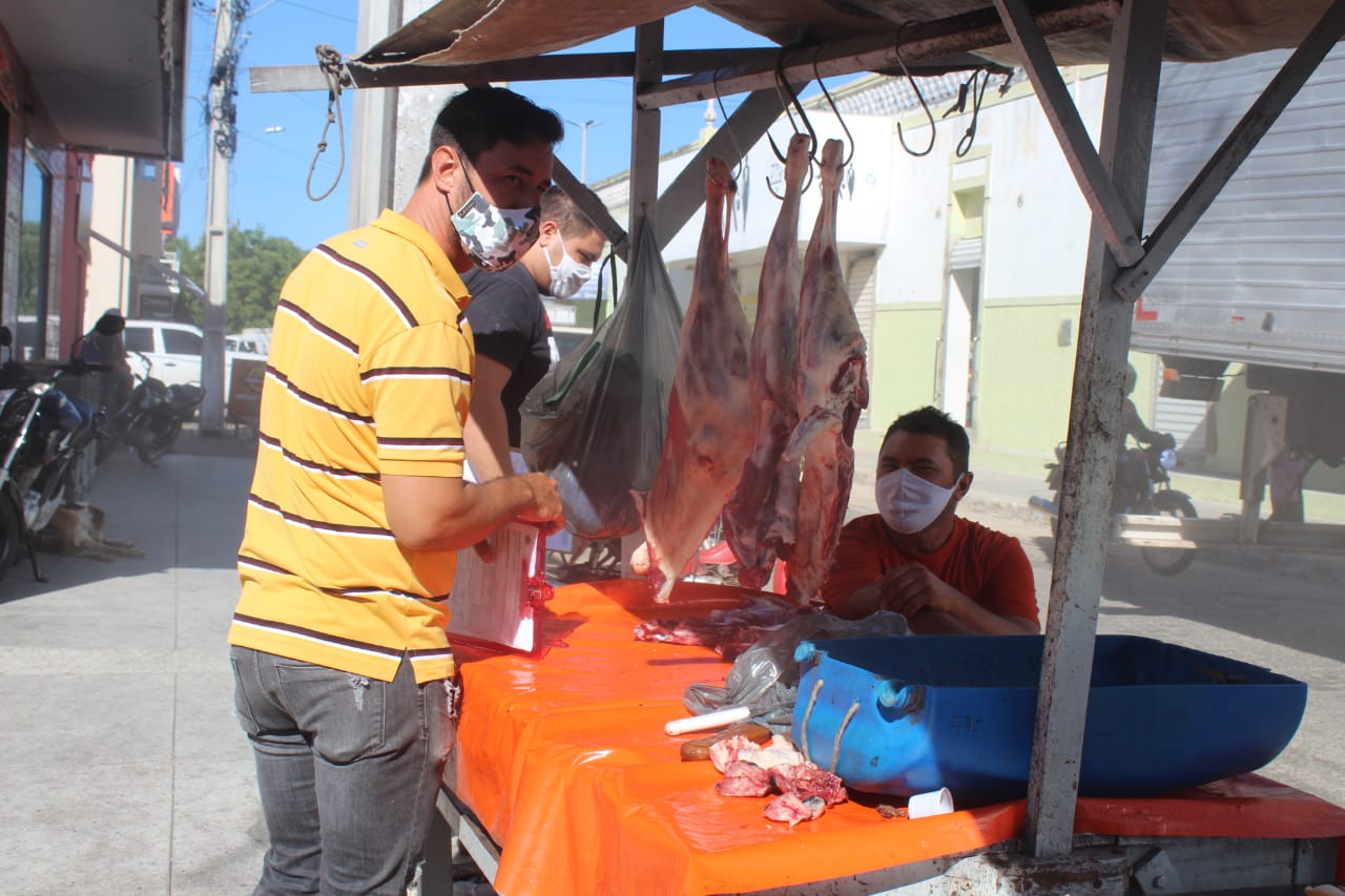 Prefeitura de Caraúbas dá início a cadastro de comerciantes que trabalham na Feira Livre