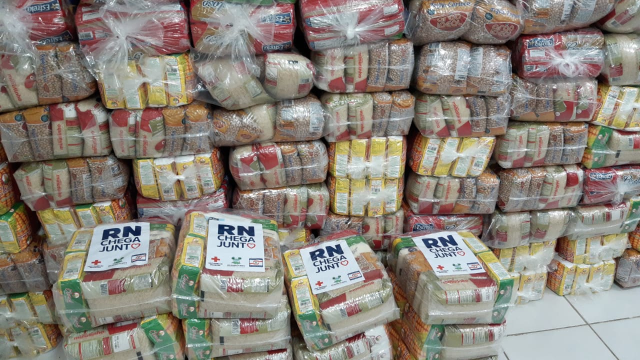 Assistência Social entrega cestas básicas a famílias de baixa renda em Caraúbas