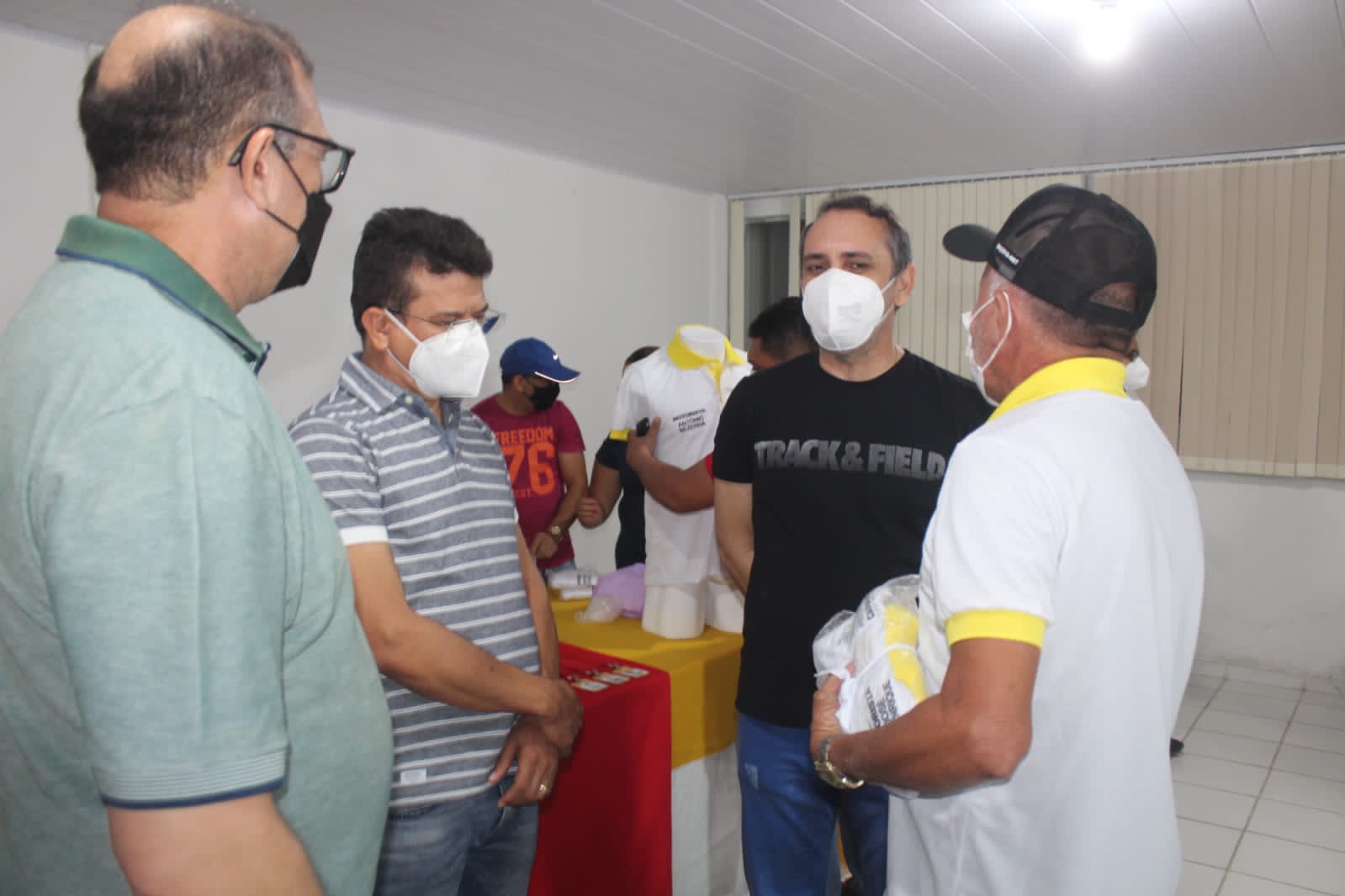 Prefeitura de Caraúbas entrega fardamento e crachás a motoristas da Assistência Social e Saúde