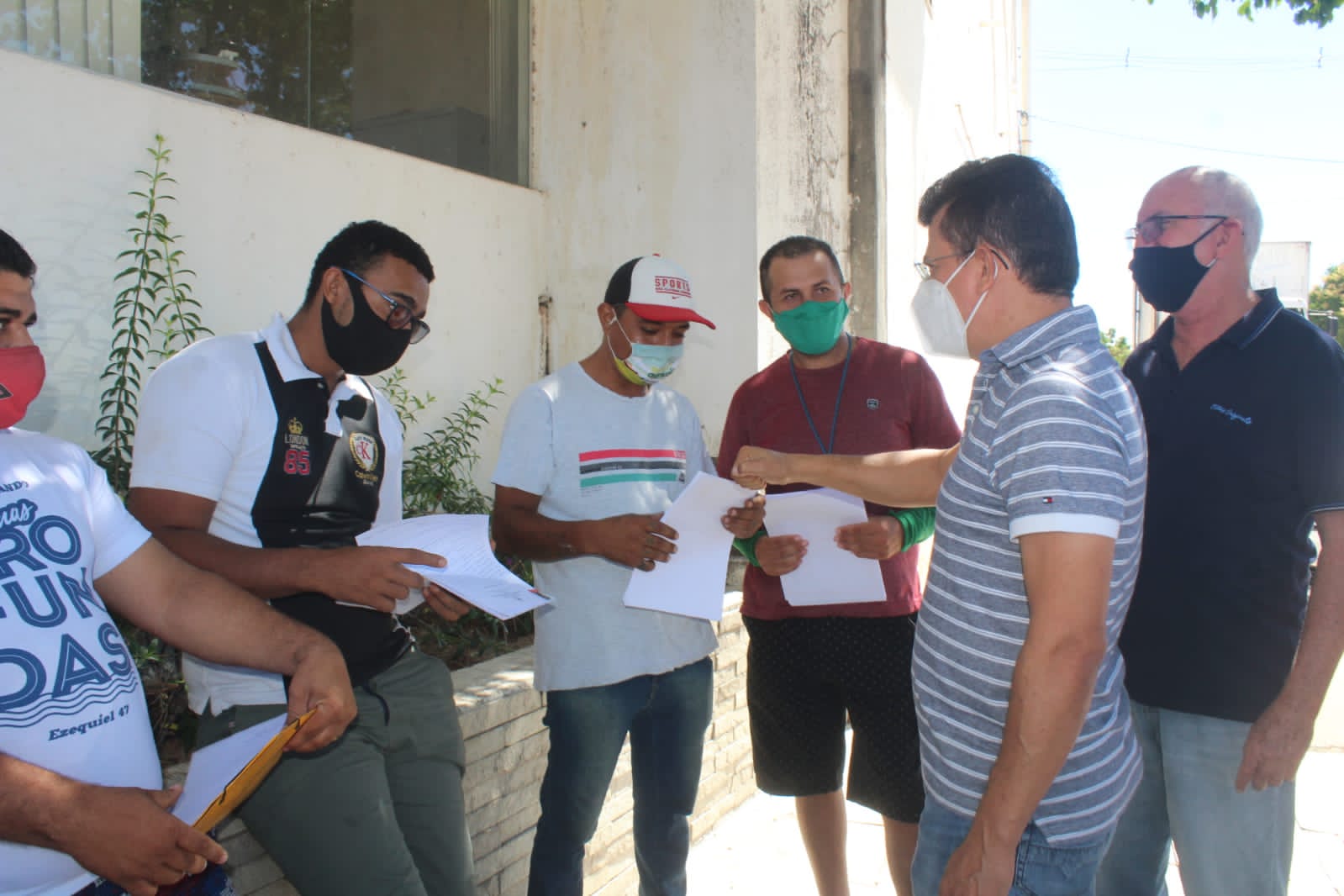 Parceria da Prefeitura de Caraúbas e VitaMais envia mais 11 trabalhadores para fazenda de fruticultura