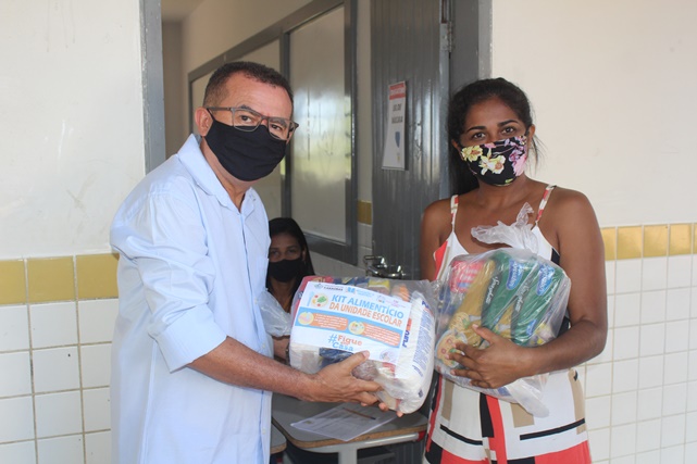 Prefeitura de Caraúbas conclui mais uma etapa de distribuição de kits alimentícios para alunos das escolas da rede municipal