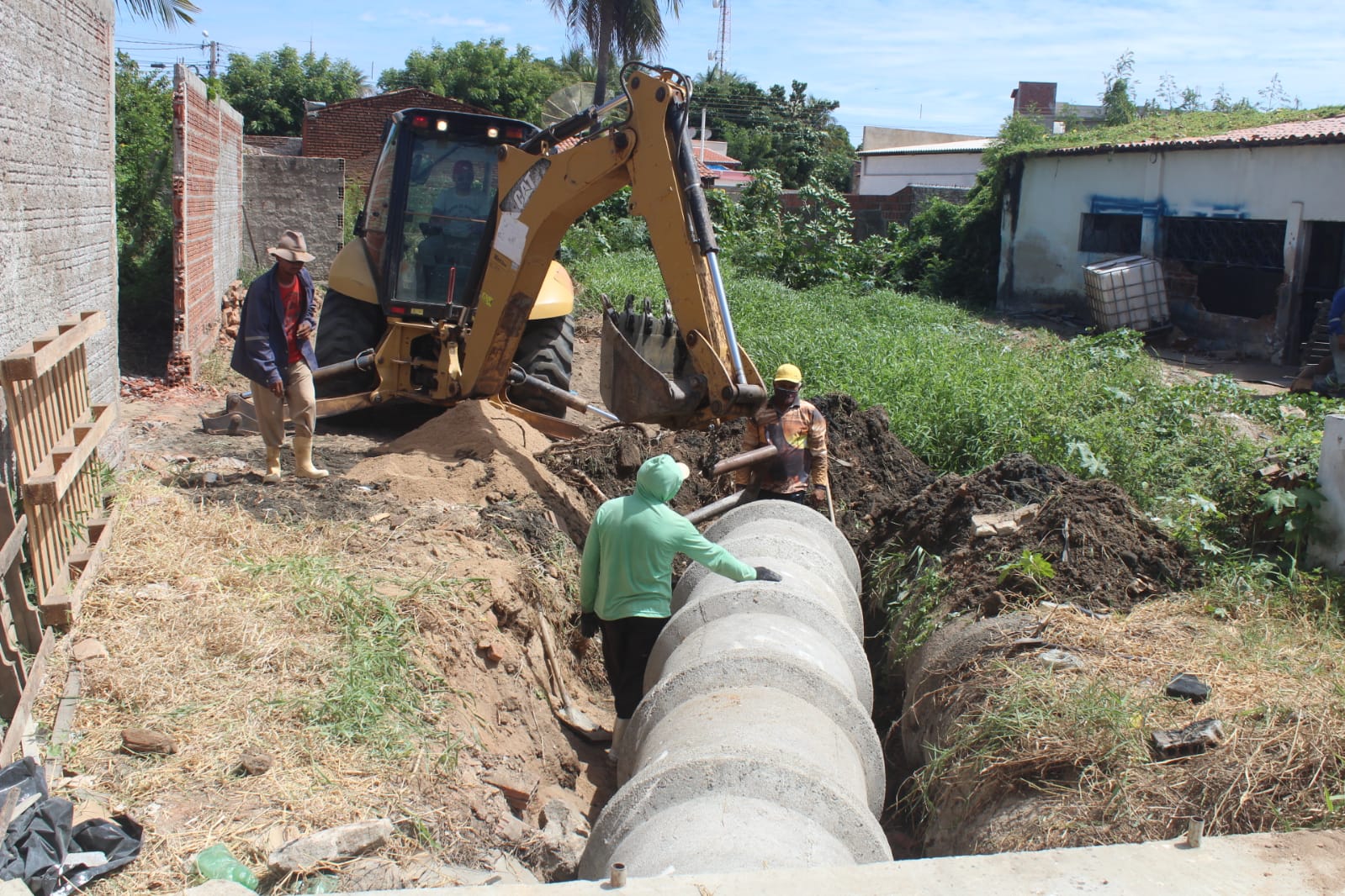 Prefeitura de Caraúbas soluciona problemática de sistema de esgoto com grande serviço no centro de Caraúbas