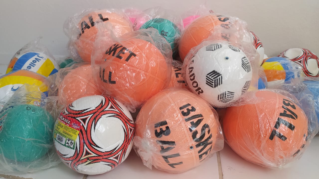 Secretaria de Educação de Caraúbas em parceria com Petrobrás e Instituto Ana Moser realiza entrega de bolas esportivas